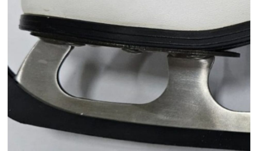 Продам новыйе коньки фигурные