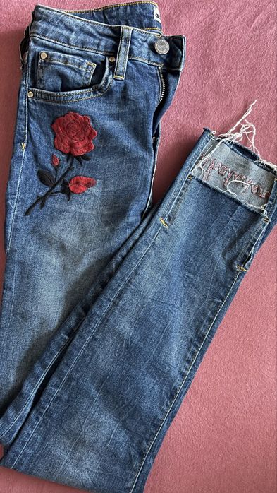 Дънки с бродерия