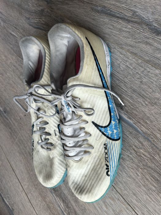 Футболни маратонки и бутонки