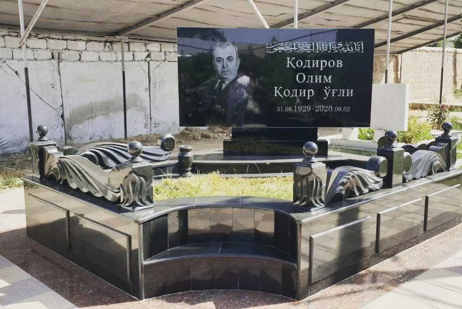 Памятники на кладбище