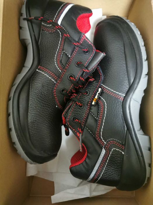 Vand bocanci noi cu cutie de la Exena exclusive safety shoes
