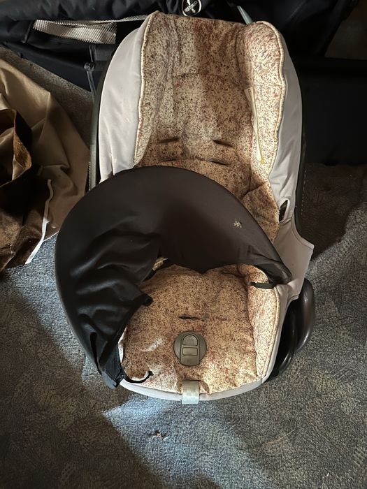 Продам  два детских кресла, автомобильное, солидный производитель.