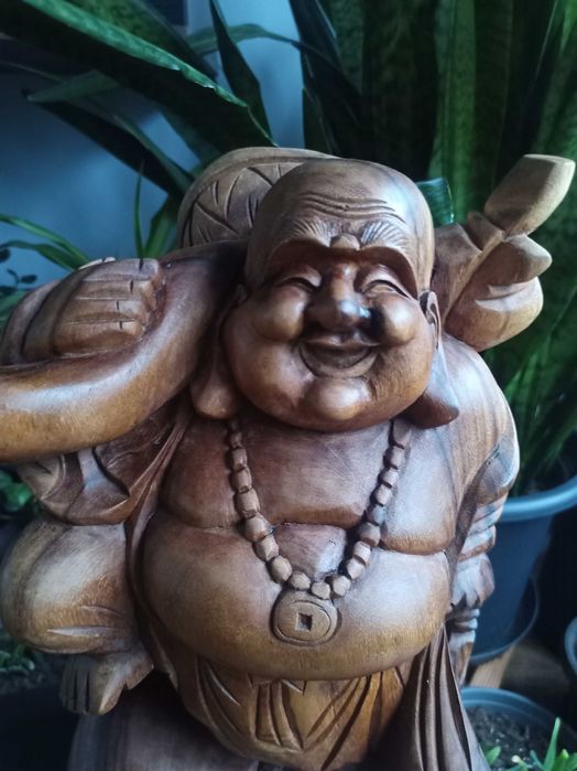 Голяма скулптора от дърво Буда