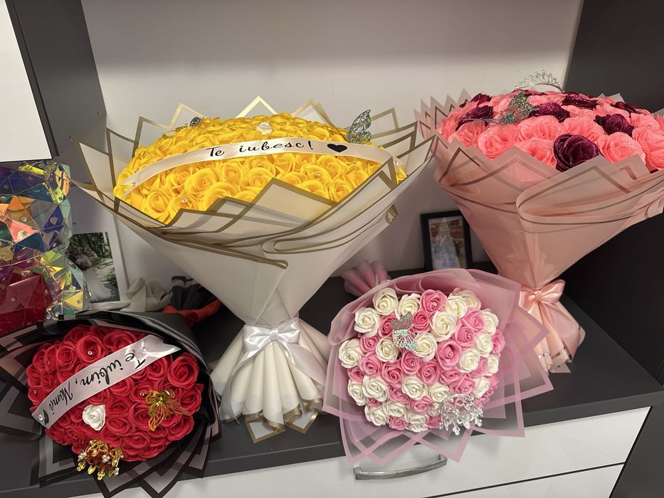 Buchete din trandafiri de sapun parfumati  si  cu sclipici