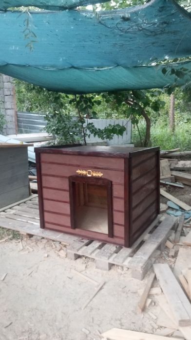 Продается домик для собак из дерева.