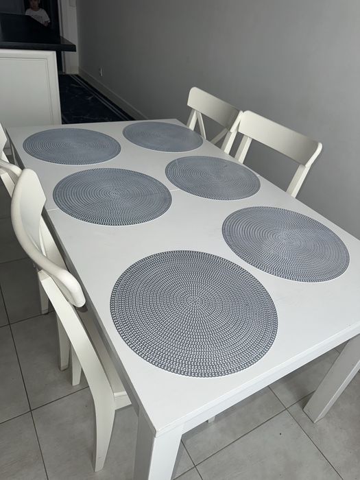 Стол и стулья срочно продам