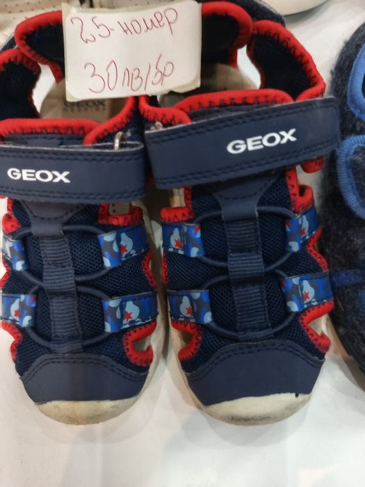 Продават се обувки и пантофи Geox
