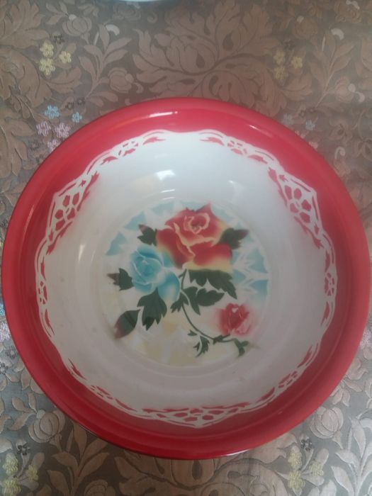 Эмалированные чаши и поднос