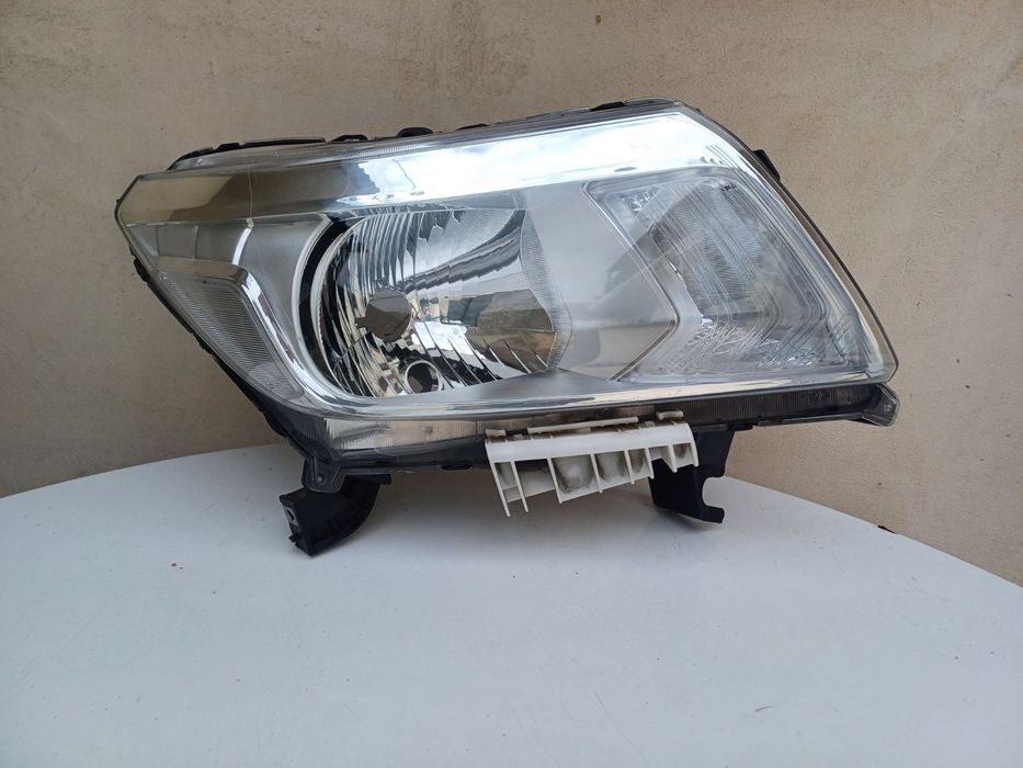 Десен фар за Nissan Navara;  2012г.