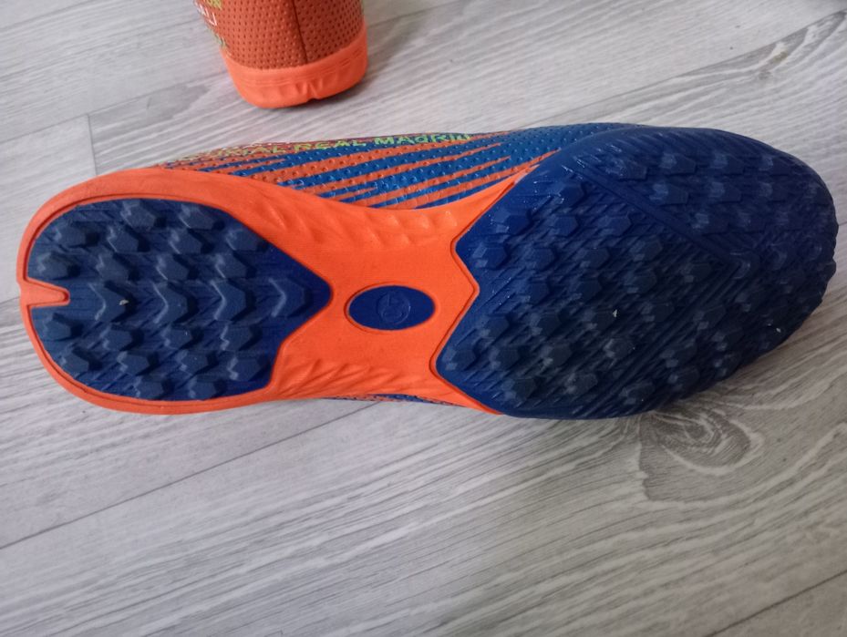 Кеды футбольные.