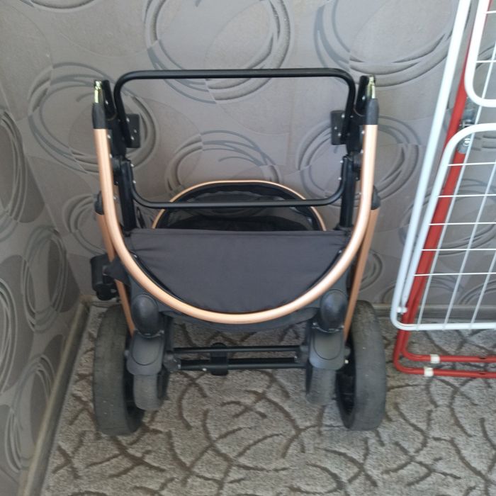 Продавам бебешка количка.