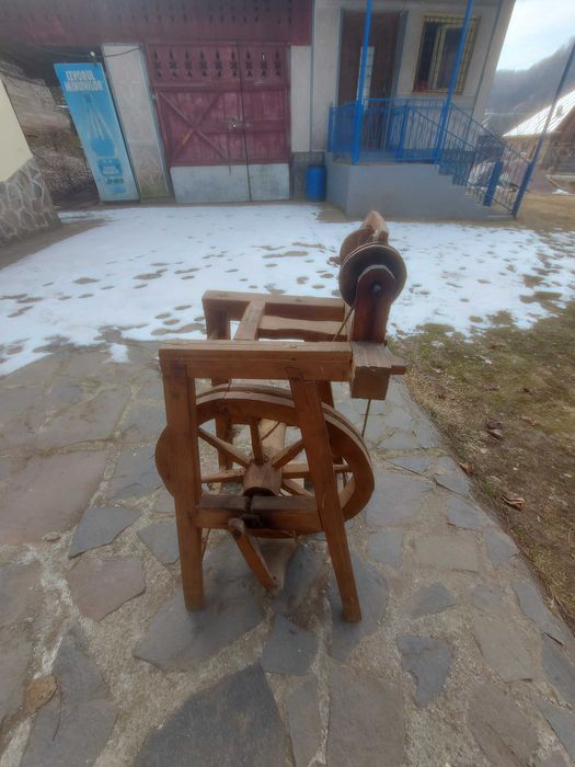 Obiecte vechi:mașina de tors,sucală,obiecte de prelucrat lâna