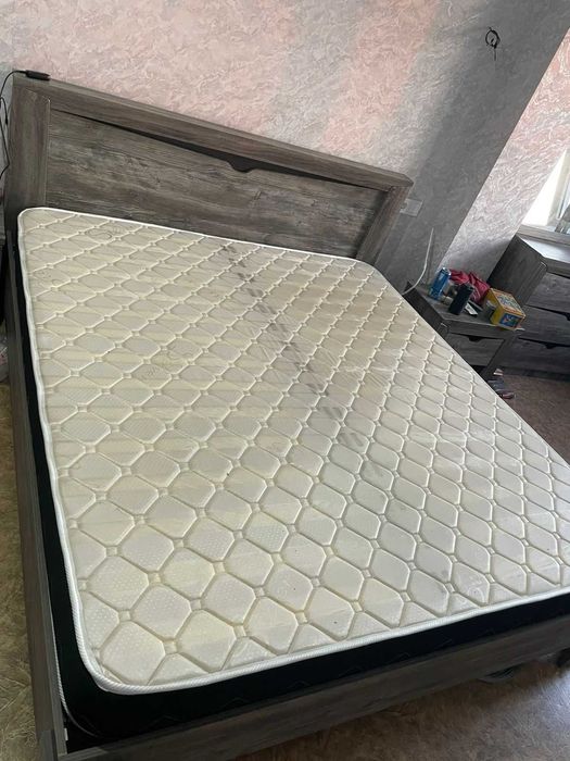 Спальный гарнитур в комплекте!