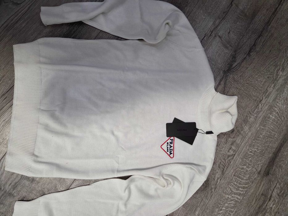 Prada пуловер.Нов