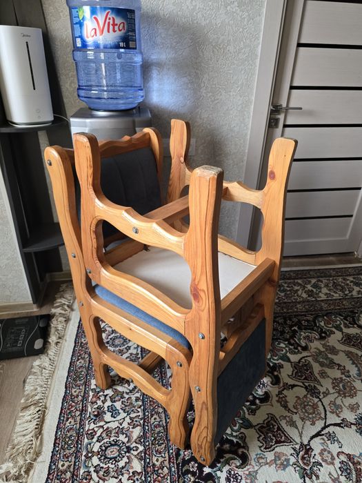 Деревянный стул с мягким сиденьем и спинкой