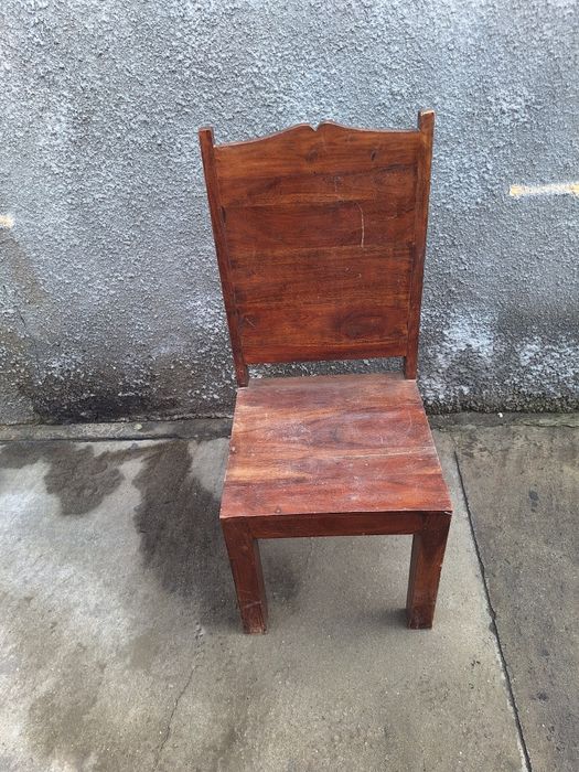 Scaun vechi din lemn masiv