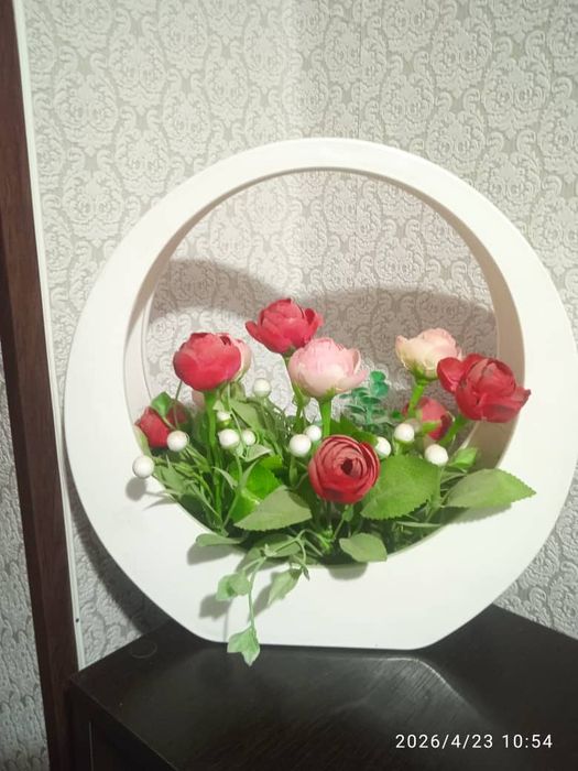 Красивая экибана из искусственных цветов,