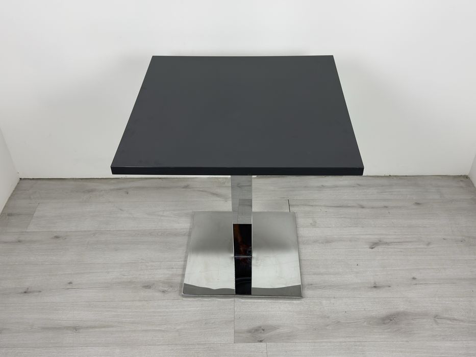 Висококачествена маса Brunner  Идеална за ресторант, кафе или тераса,