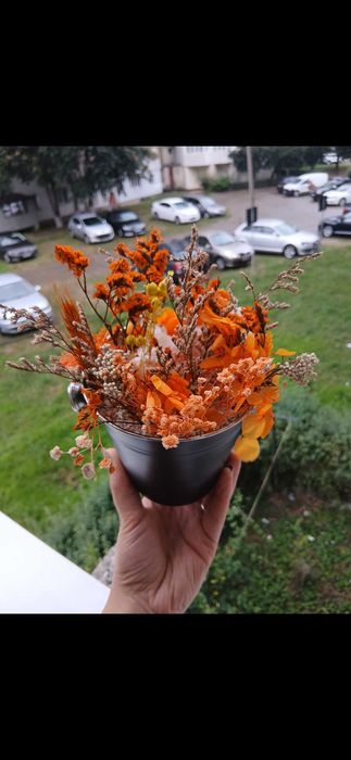 Aranjament floral handmade din flori artificiale. (12x12 cm)