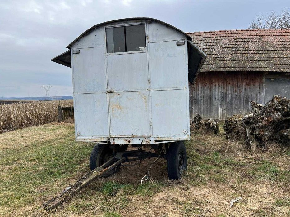 Pavilion apicol, stupi (cutii), centrifugă