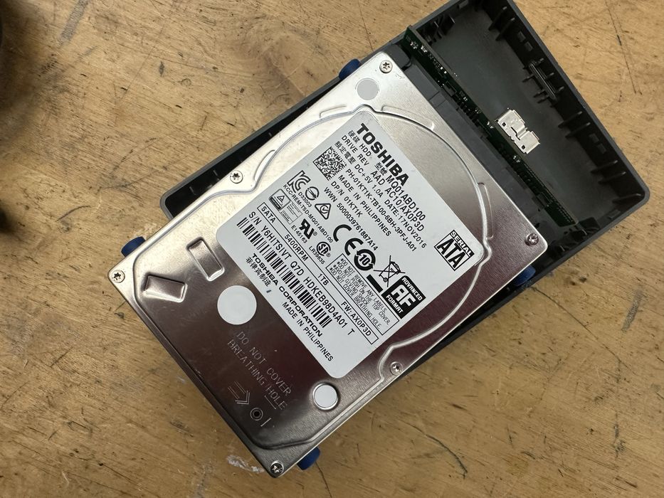 Hdd portabil toshiba 1tb de culoare negru mat inchis