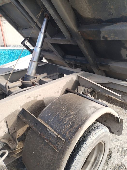 Autoutilitara Isuzu NPR dubla cabina, basculabila