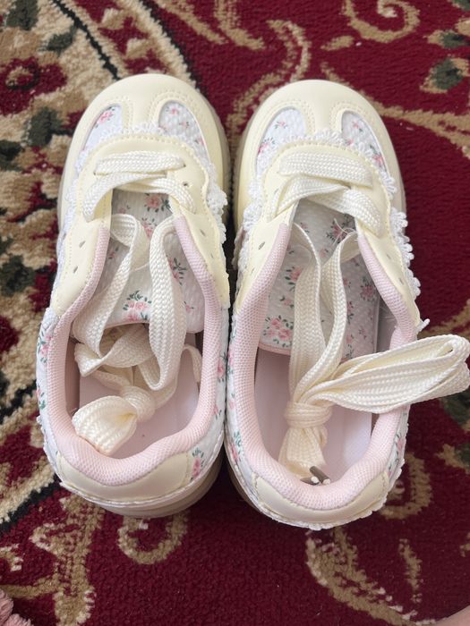 Продам кроссовки  35-36размер