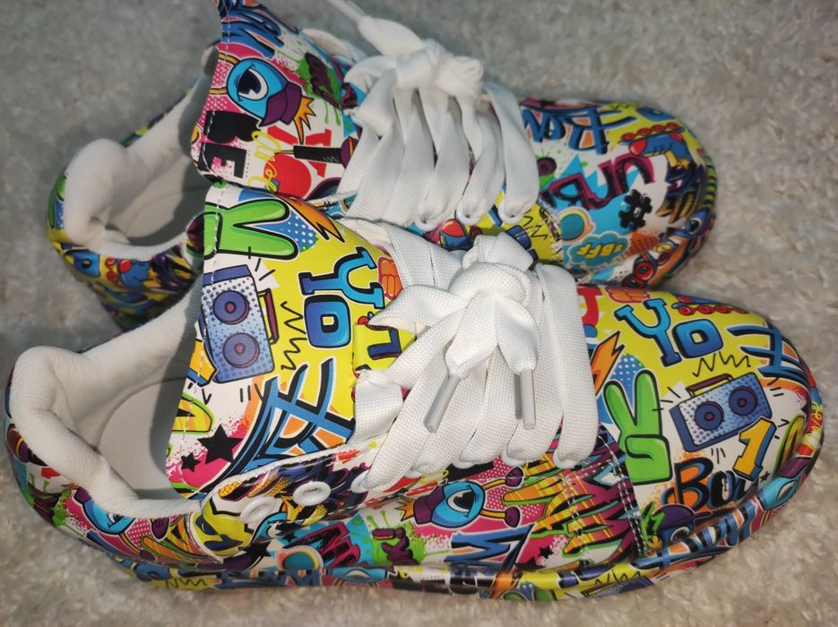 Кроссовки яркие классные