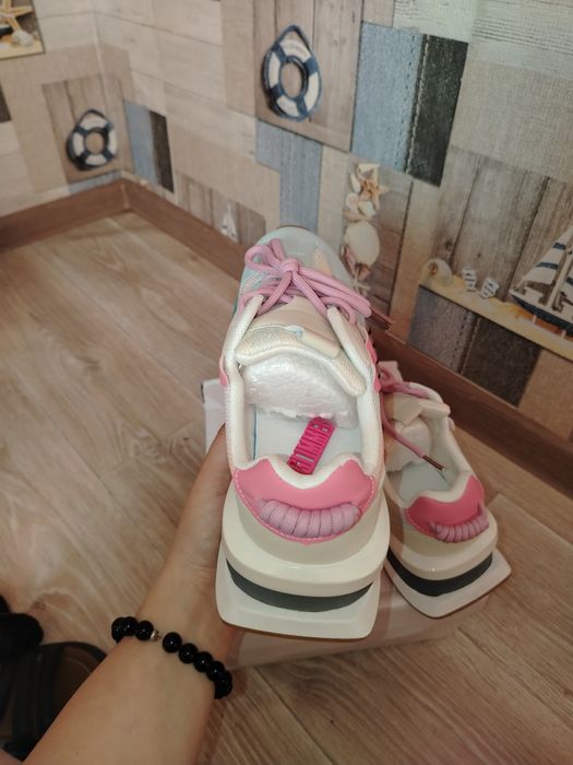 Продам женские летние кроссовки