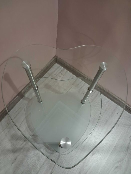 Стъклена маса с форма на сърдце