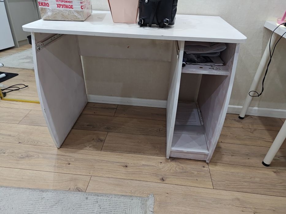 Стол компьютерный, белый