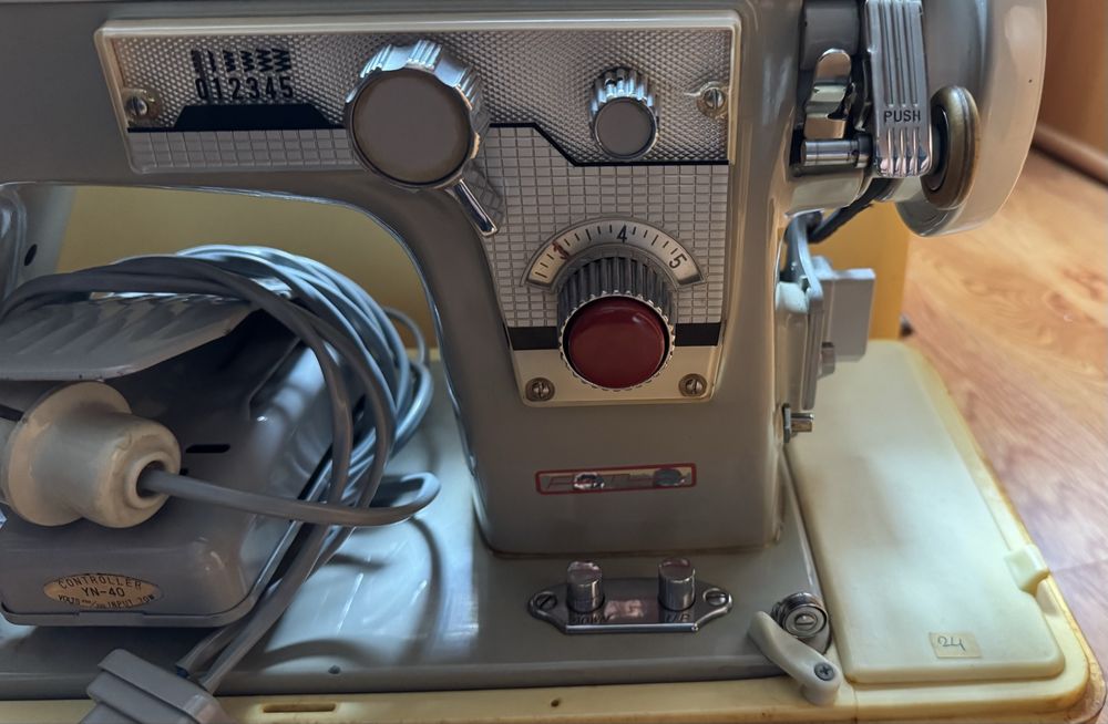 Mașină de cusut electrică vintage PMC (Cugir) - metalică, complet funcțională