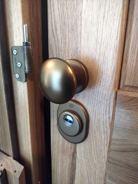 Врата от масивна дъбова дървесина