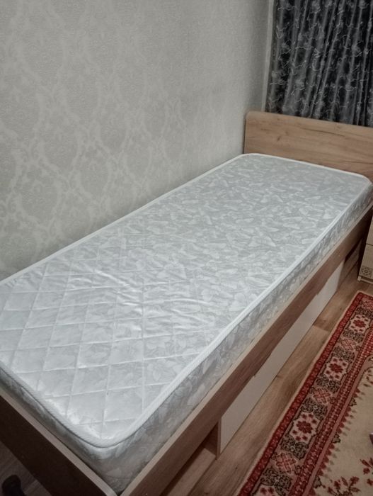 Кровать с матрасом