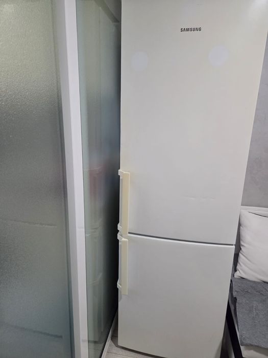 Vand canapea extensibila cu lada de 160×200  stare buna