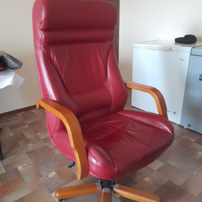 Кресло кожаное красное