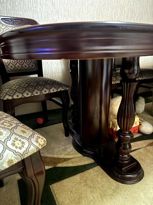 Стол и стулья на 12 человек