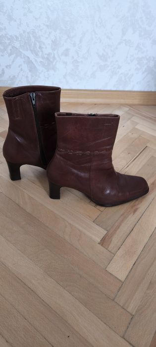 Запазени боти от естествена кожа