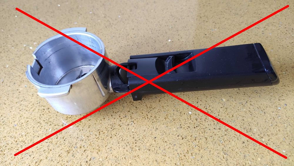 Продавам ръкохватка / портафилтър и цедки за DeLonghi + тампер