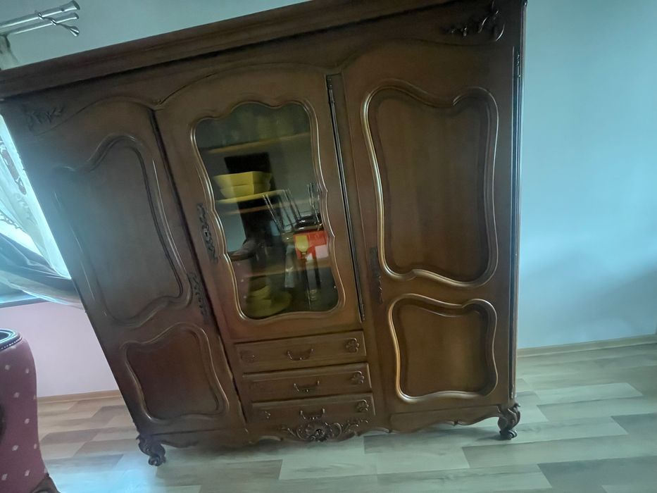 Vând  mobilă vintage compusă din comodă  nuc,set canapea 2 locuri și 2 fotolii,dulap cu vitrină și ceas pendulă!