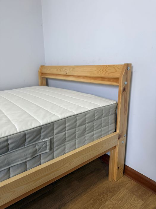 Кровать IKEA односпальная, массив + новый матрас + реечное дно