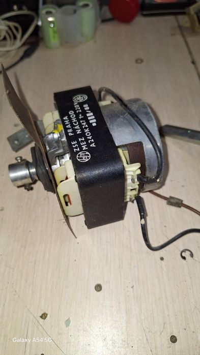 Motor Tesla B 115