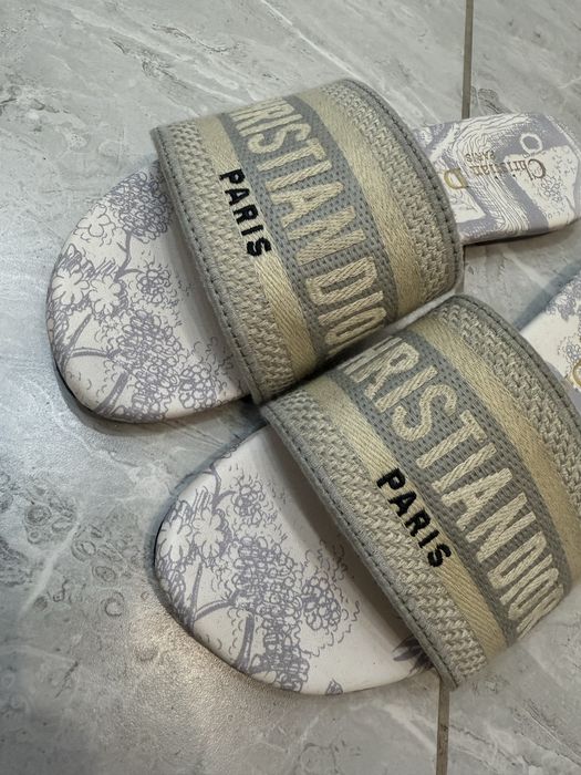 Шлепки под Dior.