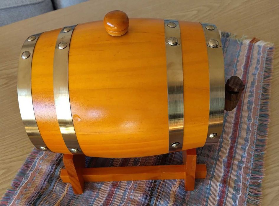 Продавам дървена бъчва 1,5 л. с метални обръчи и канелка