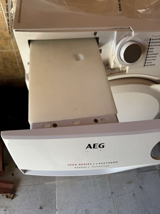 Продавам сушилня AEG