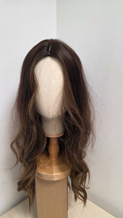 Perucă Haircube lungă ondulată șaten ombre – cărare pe mijloc