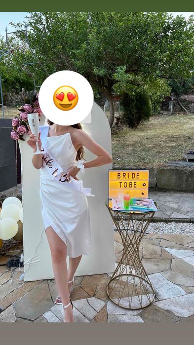 Сатенена бяла рокля