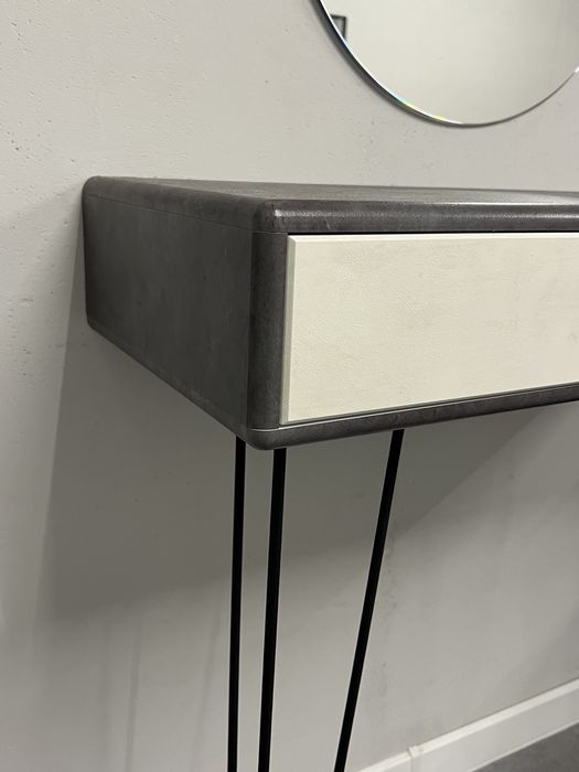 Столик для макияжа, консоль и зеркало