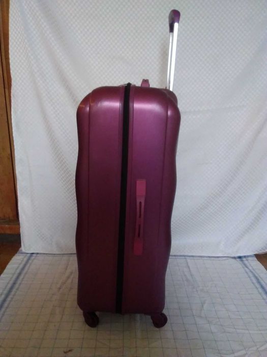 Голям твърд куфар с колелца и телескопична дръжка