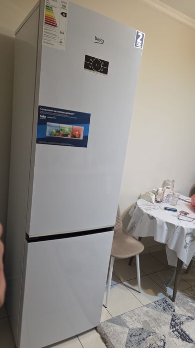 Холодильник высокий вместительный